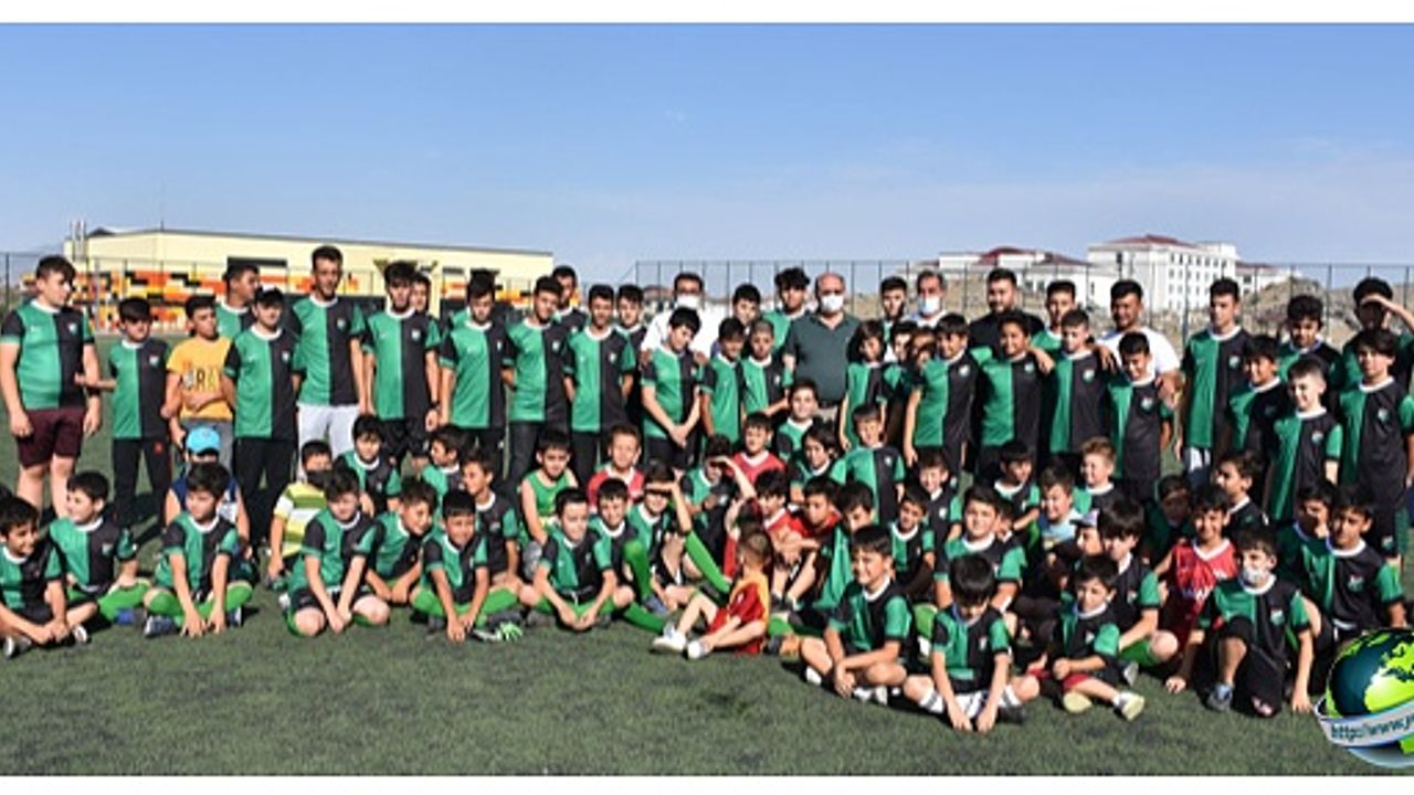 Başkan Yaka Karapınar Futbol Akademisini Ziyaret Etti