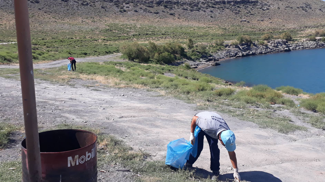 Karapınar Belediyesi Acıgöl'de Çevre Temizliği Gerçekleştirdi
