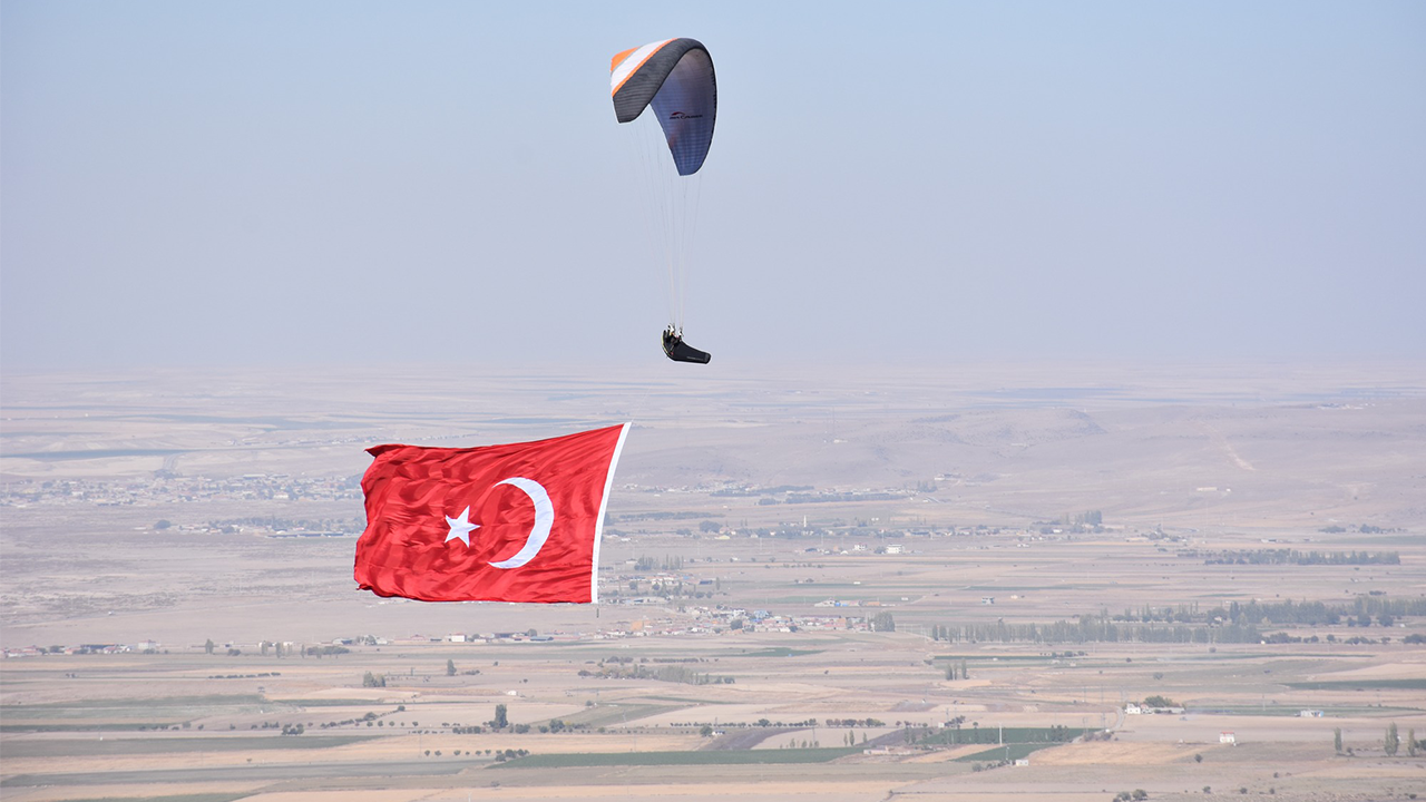 Cumhuriyet Bayramını Gökyüzüne Türk Bayrağı Açarak Kutladı
