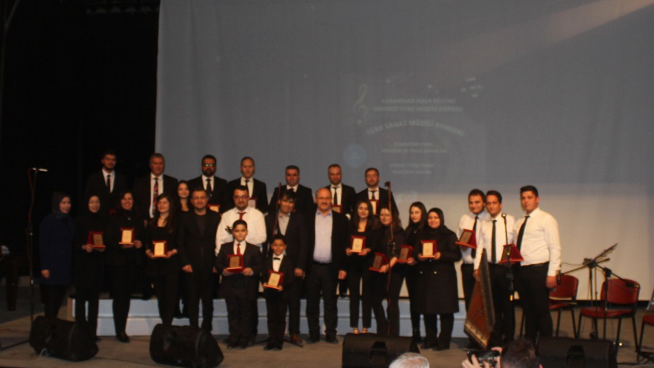 Karapınar'da Türk Müziği Korosu Sahne Aldı