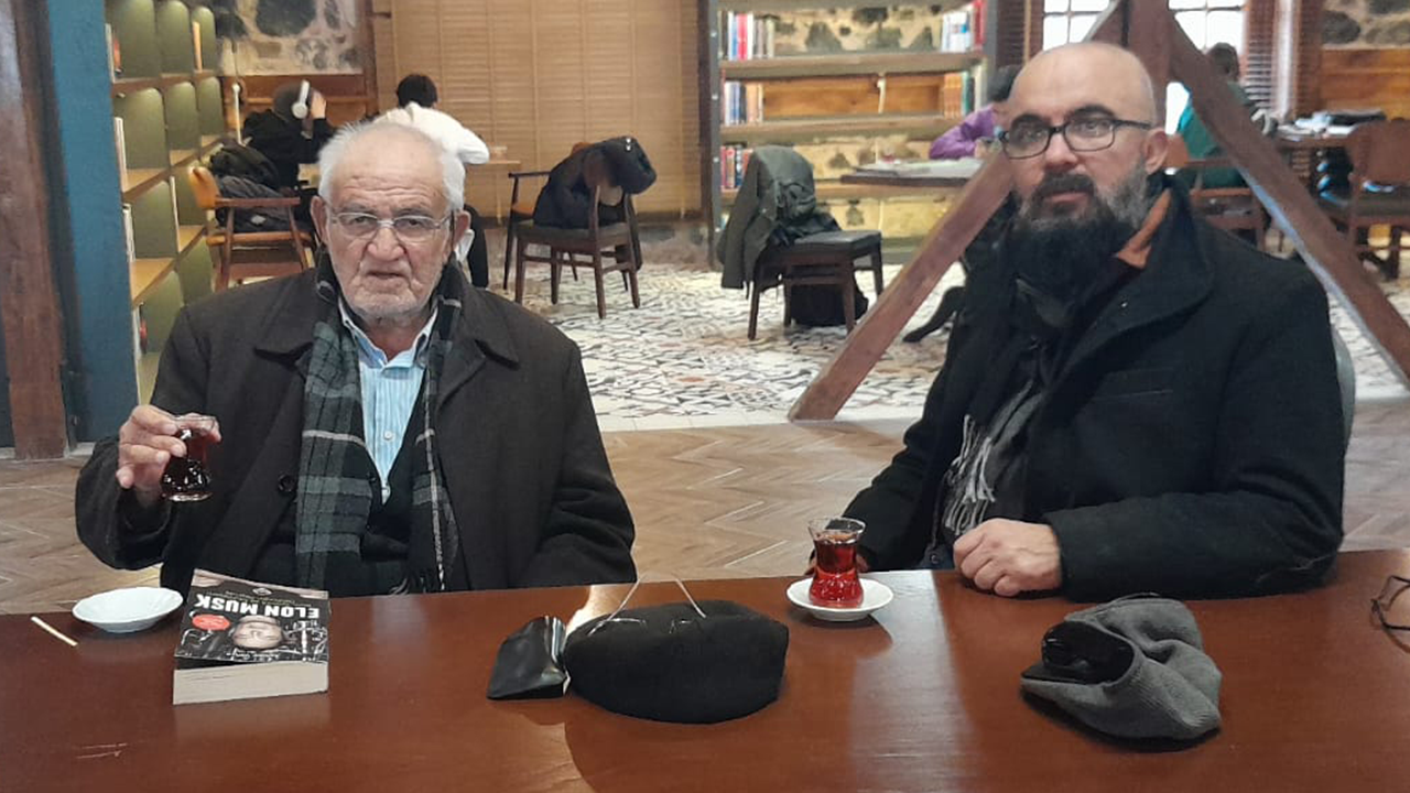 90 yaşındaki Kemal Özlü  Okumaktan vazgeçmiyor