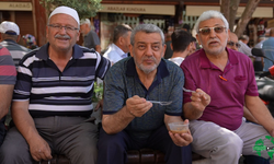 Bilgehane Öğrencileri Vatandaşlara Aşure İkram Etti