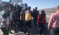 Karayoluna devrilen tırın sürücüsü yaralandı