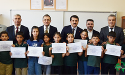 Kaymakam Öztürk ve Başkan Önal, Öğrencilerin Karne Sevincine Ortak Oldu