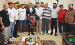 Karapınar Esnafspor’dan Başkan Önal’a Ziyaret ve Forma Takdimi