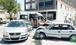Karapınar’da İki Otomobil Çarpıştı : 6 Kişi Yaralandı