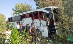 Yolcu Otobüsü Şarampole Devrildi: 7 Kişi Yaralandı