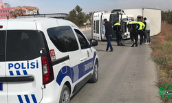 Kontrolden Çıkan Kamyon Karayoluna Devrildi