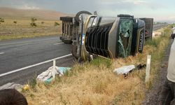 Karapınar’da Devrilen Tırın Sürücüsü Yaralandı