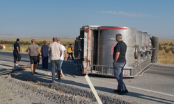 Karapınar’da Meke Gölü Kavşağı’nda TIR Devrildi: 1 Yaralı