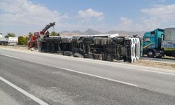 Karapınar’da Tır Orta Refüje Devrildi: Sürücü Yaralandı