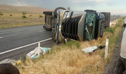 Karapınar’da Devrilen Tırın Sürücüsü Yaralandı