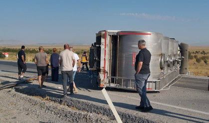 Karapınar’da Meke Gölü Kavşağı’nda TIR Devrildi: 1 Yaralı