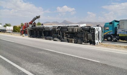 Karapınar’da Tır Orta Refüje Devrildi: Sürücü Yaralandı