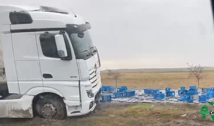 Karapınar-Ereğli Yolunda Kola Yüklü TIR Refüje Girdi: Şişeler Yola Saçıldı