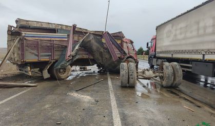 Kamyon Orta Refüje Çarparak Karşı Şeride Geçti: 1 Yaralı