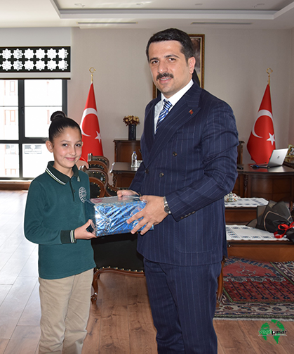 23 Nisan Coşkusu: Minik Azra Kaymakamlık Koltuğuna Oturdu