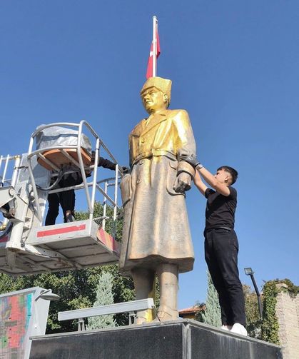 Karapınar Mesleki Eğitim Merkezi Öğrencilerinden Atatürk Anıtı’na Bakım Çalışması