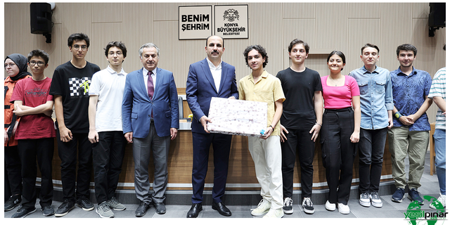 Başkan Altay : YKS'de İlk 100'e Giren  Konyalı Öğrencilerle Bir Araya Geldİ