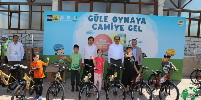 Güle Oynaya Camiye Gel Projesi’nde Bisiklet Dağıtımı Başladı