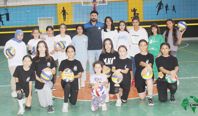 Voleybol Kursuna Öğrenciler Büyük İlgi Gösteriyor