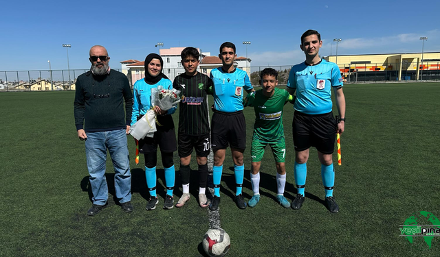 Karapınar Belediyespor'dan Yardımcı Hakeme 8 Mart Dünya Kadınlar Günü Jesti
