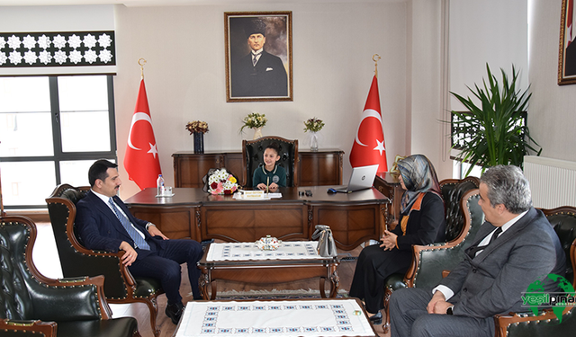 23 Nisan Coşkusu: Minik Azra Kaymakamlık Koltuğuna Oturdu