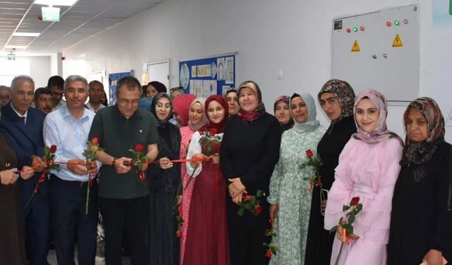 Salur Kemal Cantürk İlk/Ortaokulu’nda Halk Eğitimi Merkezi Yıl Sonu Sergisi Açıldı