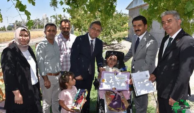 Evde Eğitim Gören Zeynep Gülsüm Akman Karne Sevincine Ortak Olundu