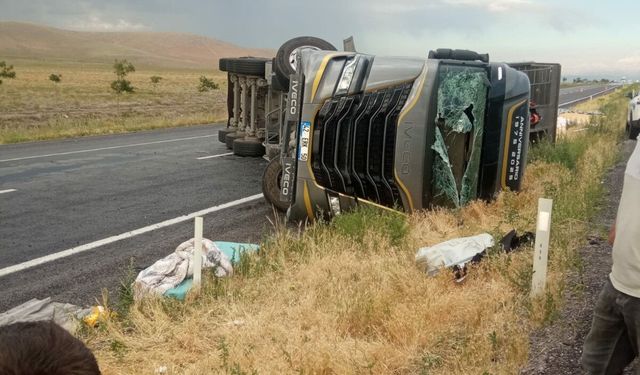 Karapınar’da Devrilen Tırın Sürücüsü Yaralandı