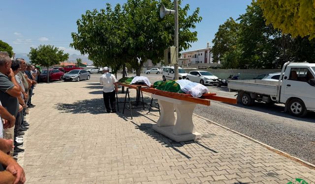 Konya’da Üvey Oğlu Tarafından Öldürülen  Anne ve Kızı Karapınar’da Toprağa Verildi