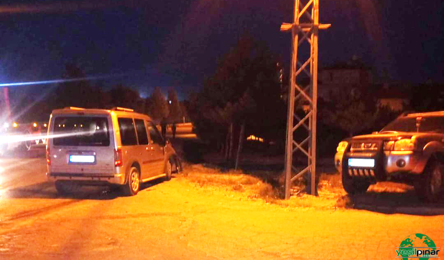 Karapınar'da İki Kamyonet Çarpıştı: 2 Kişi Hafif Yaralandı