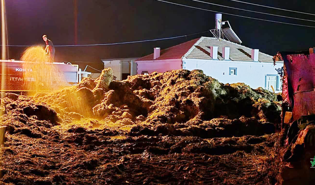 Karapınar’da Saman Balyaları Yangını:  10 Ton Saman Kullanılamaz Hale Geldi