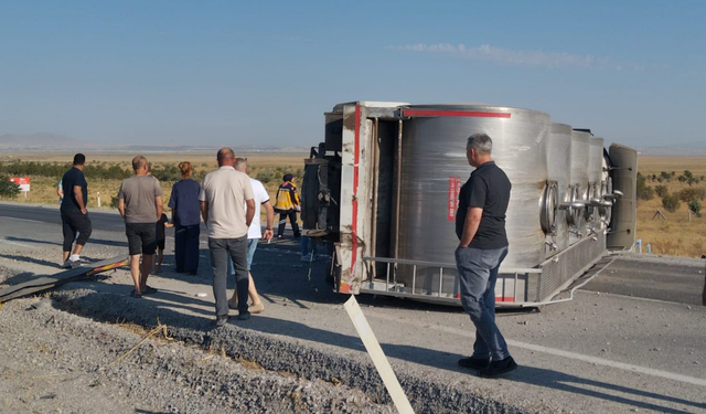 Karapınar’da Meke Gölü Kavşağı’nda TIR Devrildi: 1 Yaralı