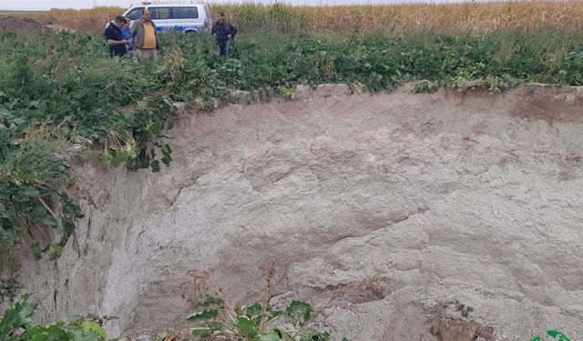 Karapınar’da pancar tarlasında obruk oluştu