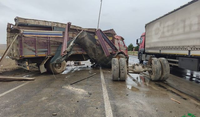 Kamyon Orta Refüje Çarparak Karşı Şeride Geçti: 1 Yaralı