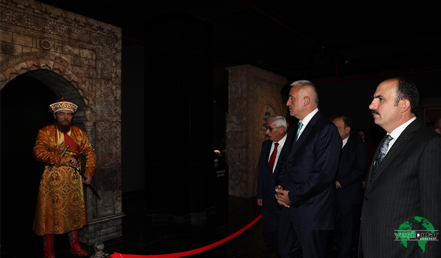 Bakan Ersoy, Konya Büyükşehir Darü’l-Mülk Sergi Sarayı’nı Gezdi