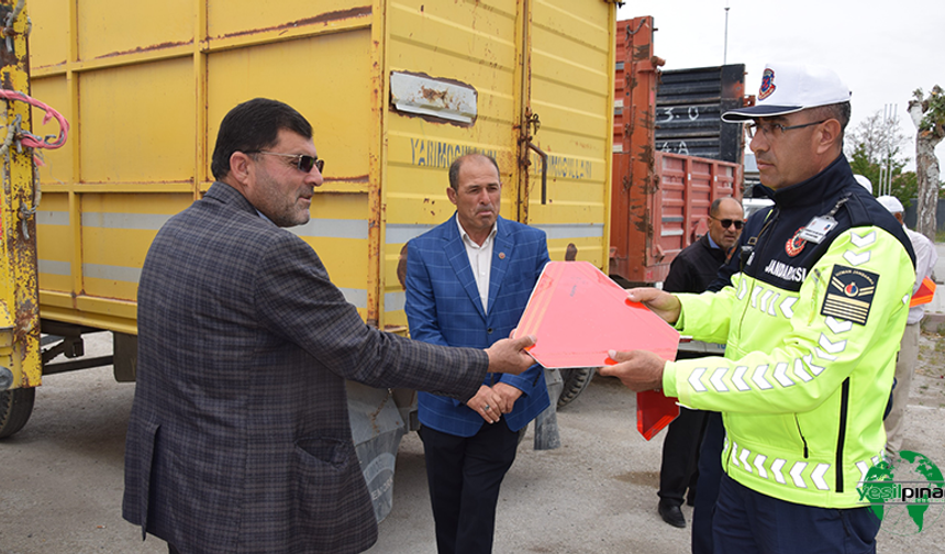 Kaymakam  ÖZTÜRK Çiftçilere Trafik Haftası Kapsamında Reflektör Dağıttı