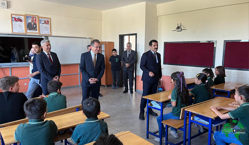 Kaymakam Öztürk ve Başkan Önal, Öğrencilerin Karne Sevincine Ortak Oldu