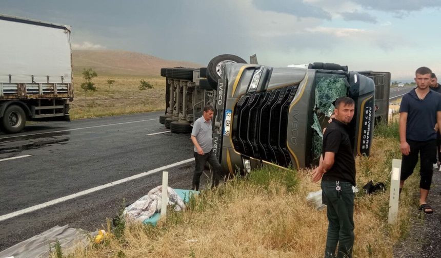 Karapınar’da Devrilen Tırın Sürücüsü Yaralandı