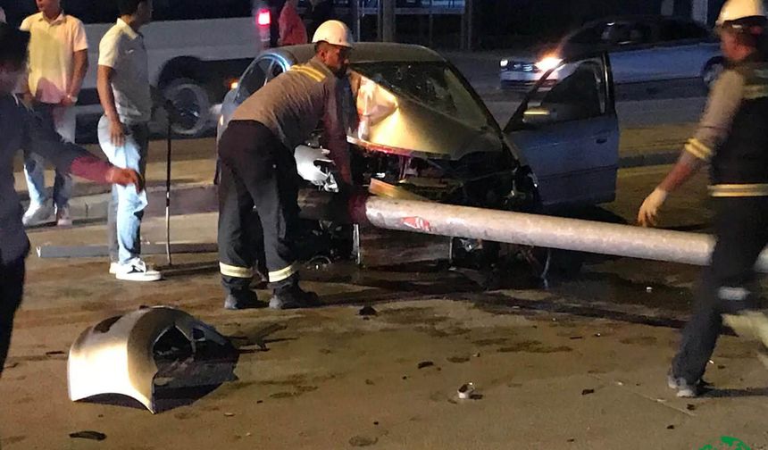 Kontrolden Çıkan Otomobil Aydınlatma Direğine Çarptı : 1 Yaralı