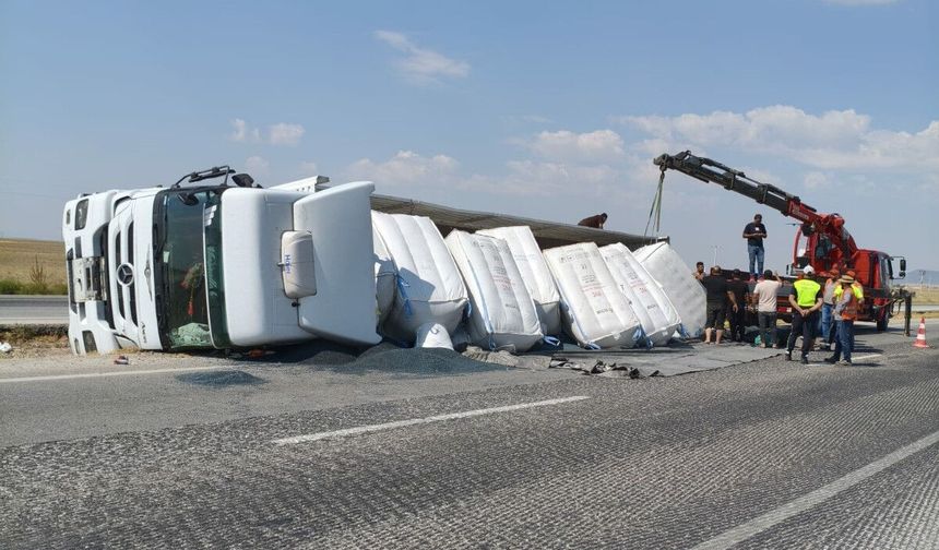 Karapınar’da Tır Orta Refüje Devrildi: Sürücü Yaralandı