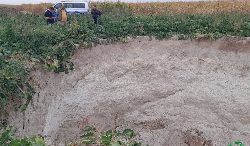Karapınar’da pancar tarlasında obruk oluştu