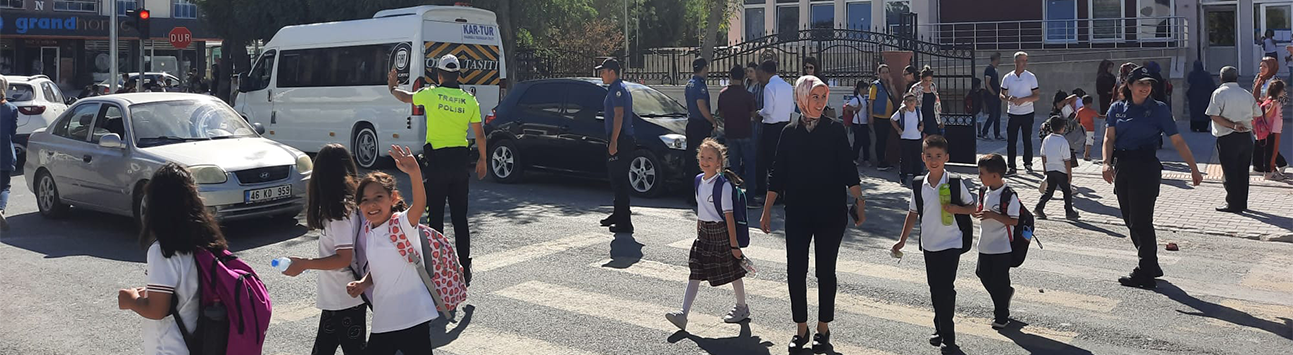 Karapınar İlçe Emniyet Müdürlüğü Personelleri Cumhuriyet İlkokulu'nu  Ziyaret Ettiler